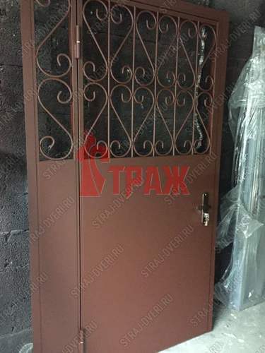 входная тамбурная решетчатая дверь