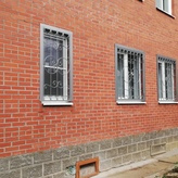 решетки на окна для первого этажа загородного дома
